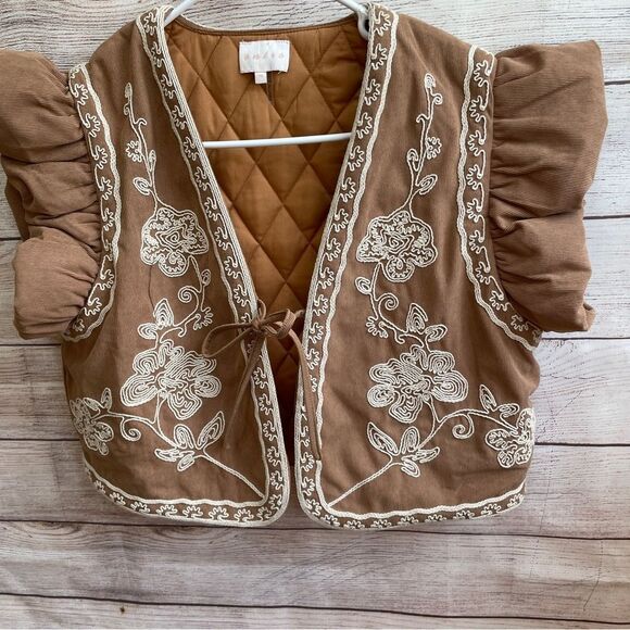 ENTRO CAMEL‎ EMBROIDERED RUFFLE SLEEVE CROP VEST - Picture 7 of 9